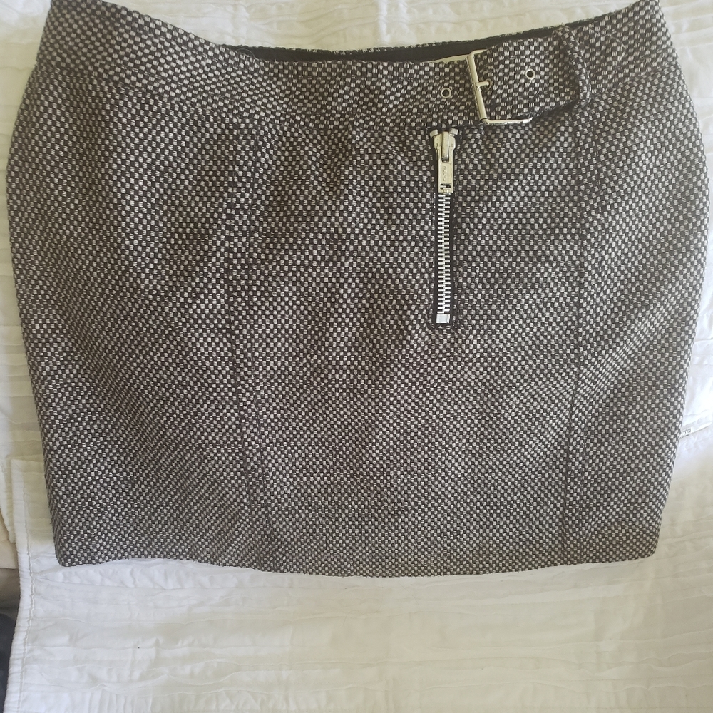 Tommy Hilfiger houndstooth, black and cream mini skirt, size 10 petite